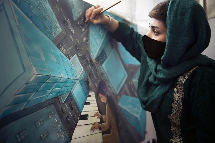 Saiba quem é a grafiteira afegã que transforma resistência feminina ao Talibã em arte!