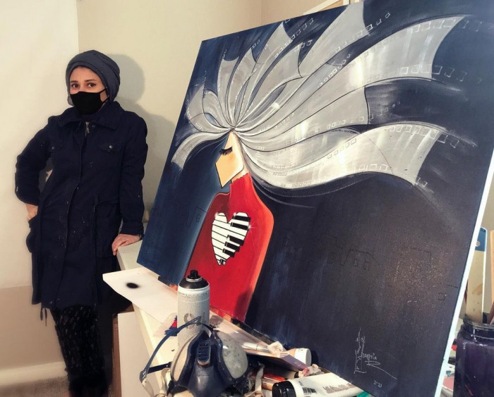 Saiba quem é a grafiteira afegã que transforma resistência feminina ao Talibã em arte!