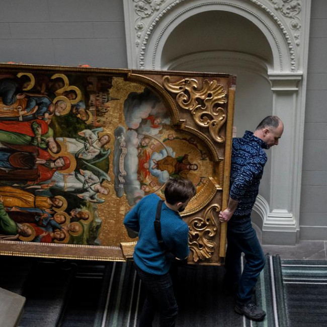  O maior museu de arte da Ucrânia corre para salvar suas obras de arte.
