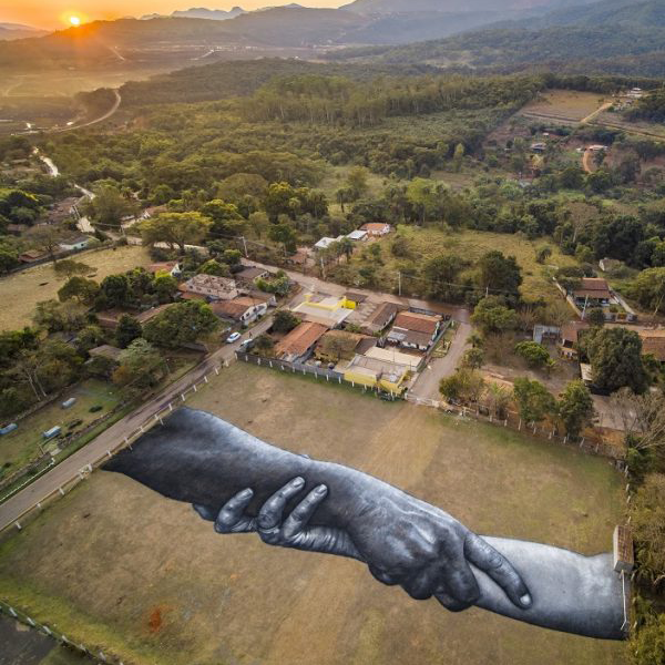 Gigantesca obra de arte homenageia vítimas de tragédia em Brumadinho pelo artista francês Saype.