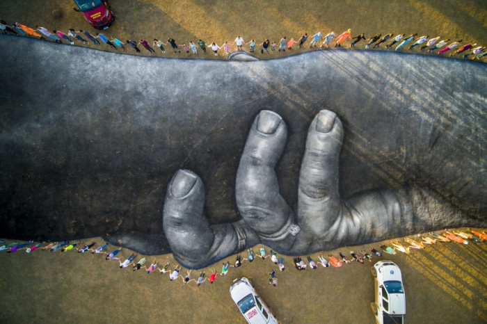 Gigantesca obra de arte homenageia vítimas de tragédia em Brumadinho pelo artista francês Saype.