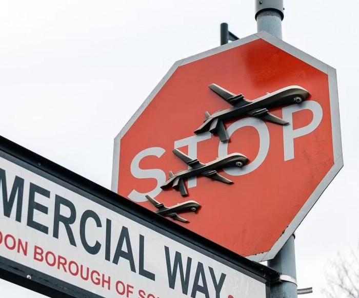 Placa de rua criada por Banksy é furtada em Londres